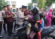 Hangatnya Ramadhan, Kapolda NTB Bersama Jajarannya Bagikan Takjil di Jalan