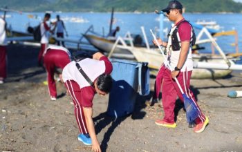 Bersih Pantai Cemara Lembar, Upaya Nyata Jaga Lingkungan Pesisir Lombok Barat