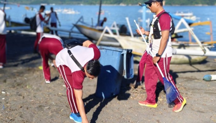 Bersih Pantai Cemara Lembar, Upaya Nyata Jaga Lingkungan Pesisir Lombok Barat